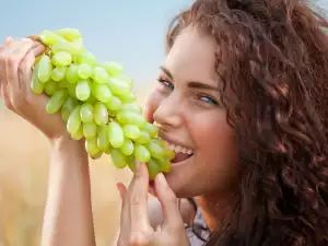 A Handful of Grapes Daily Gets Rid of Migraine and Constipation