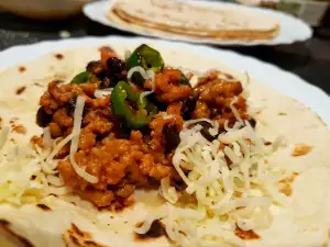 Fajitas with Black Beans and Minced Meat