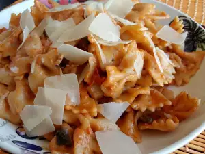 Farfalle with Tomato Sauce and Mushrooms