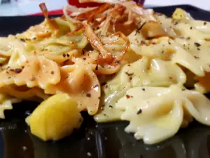 Farfalline with Curry, Apples and Leeks