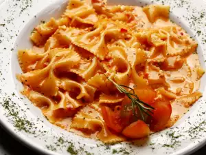 Farfalle with Tomatoes and Cream