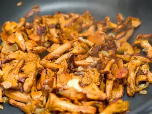 Chanterelle Mushrooms with Butter, Garlic and Parsley