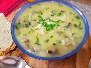 Mushroom Soup with Spinach and White Wine