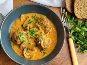 Meatballs with Mushrooms in Curry Sauce