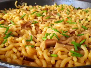 Fried Noodles with Shiitake Mushrooms