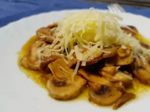 Pan-Fried Mushrooms with Garlic and Yellow Cheese