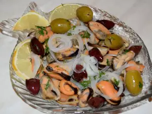 Greek Salad with Mussels