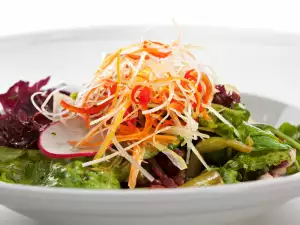 Fresh Salad with Carrots and Radishes