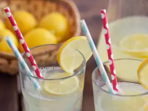 Healthy Homemade Lemonade with Brown Sugar