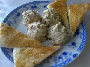 Hummus with Chickpeas and Black Olives