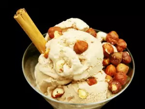 Ice Cream Yoghurt with Hazelnuts and Cinnamon