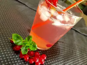 Iced Tea with Fresh Mint, Strawberries and French Grapes