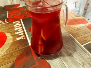 Spanish Cold Sangria with Wine and Fruit