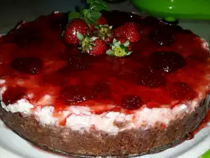 Cheesecake with Strawberries and Chocolate Biscuits