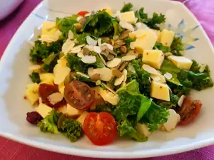 Green Salad with Kale and Cherry Tomatoes