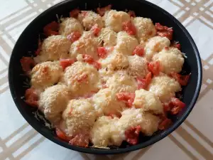 Oven-Baked Cauliflower with Tomatoes