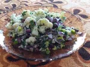 Cauliflower Salad with Onions and Olives