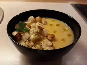 Potatoes and Leeks Cream Soup with Croutons