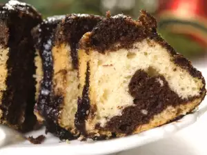 Sponge Cake with Chocolate and Walnuts