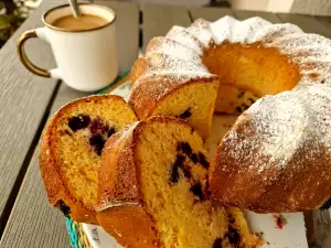 Sponge Cake with Condensed Milk and Blueberries