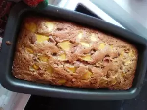 Sponge Cake with Almonds and Peaches