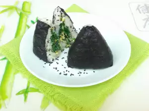 Triangular Kimbap with Spinach and Eggs