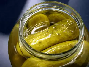 What Kind of Vinegar is Used for Crunchy Pickles?