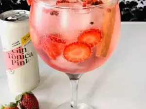 Cocktail with Pink Gin and Strawberries