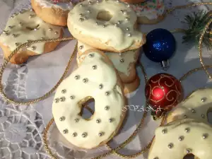 Long-Lasting Christmas Cookies with White Glaze