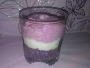 Quick Cream with Blueberries and Yogurt