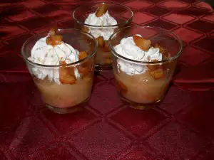 Caramelized Apples and Cream Dessert