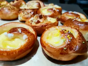 Mini Cream Pastries for Guests