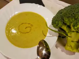 Cream Soup with Broccoli and Sour Cream