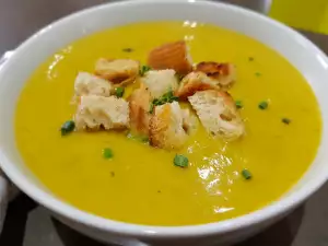 Cream Soup with Zucchini and Green Apple