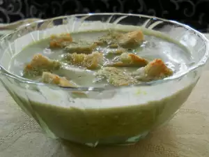 Cream of Spinach Soup with Croutons and Cream