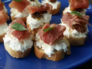 Bruschettas with Goat Cheese, Figs and Prosciutto