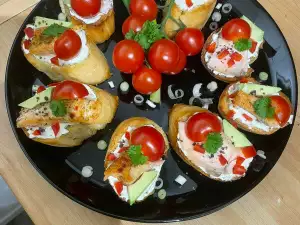 Crostini with Cream Cheese, Salmon and Cherry Tomatoes