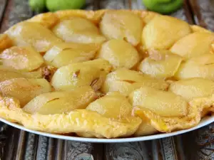 Pie with Pears and Nuts