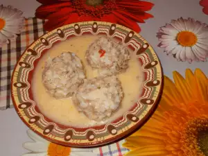 Meatballs with White Sauce and Yoghurt