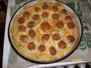 Meatballs with Potatoes in the Oven