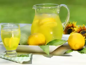 Homemade Lemonade with Soda Water