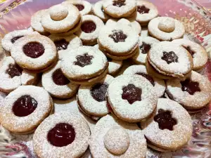 Spelt Linzers with Strawberries by an Old Czech Recipe