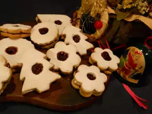 Christmas Linzer Cookies with Raspberry Jam