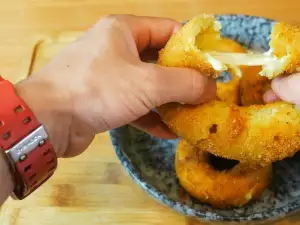 Onion Rings with Yellow Cheese