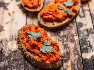 Tomato Chutney with Raw Vegetables