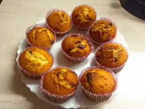 Muffins with Dark Chocolate and Raisins