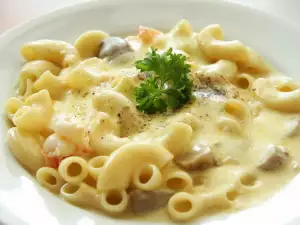 Macaroni with Processed Cheese and Mushrooms