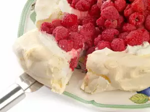 Pavlova Cake