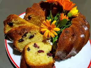 Butter Sponge Cake with Cranberries and Rum