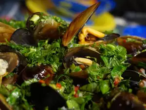 Aromatic Mussels with Garlic, Wine and Parsley